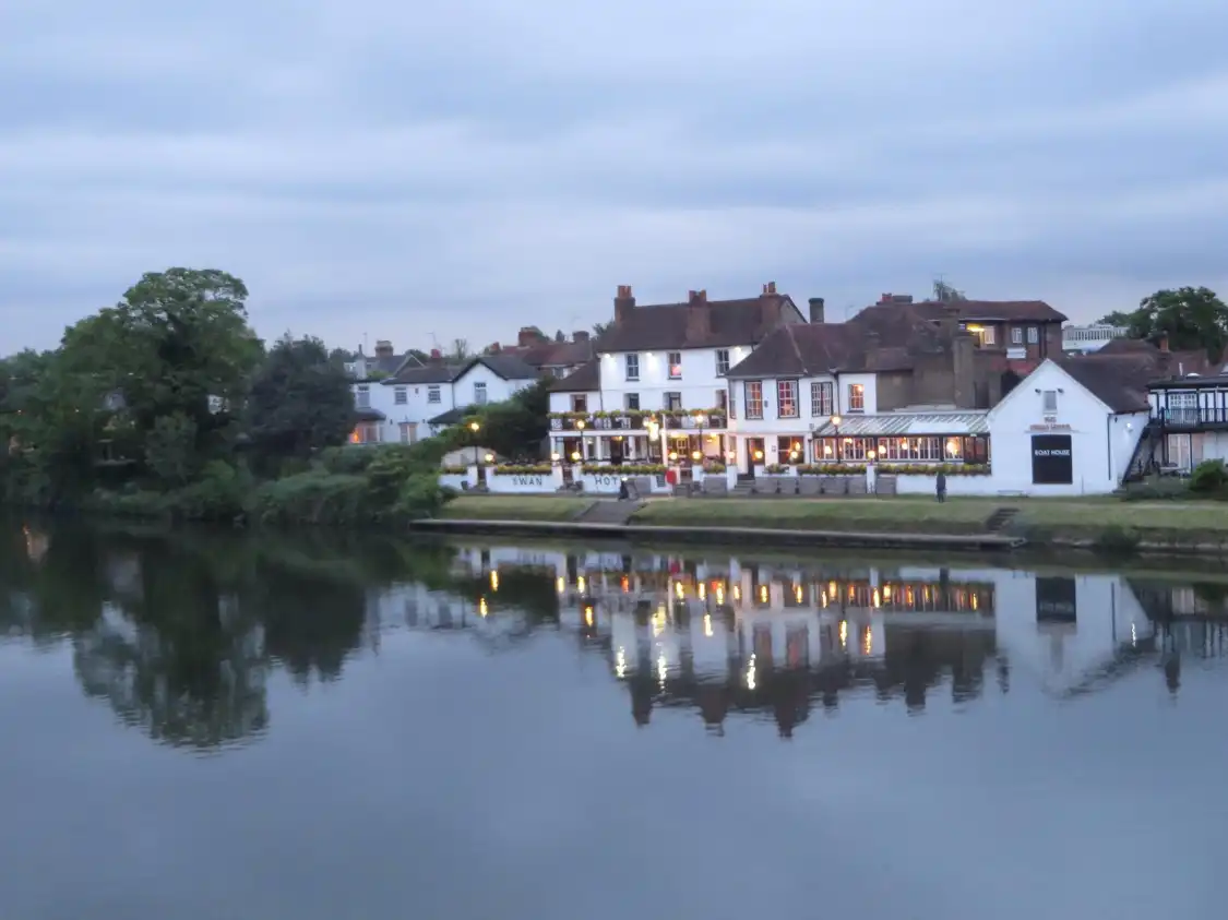 Hotels near Staines Bridge
