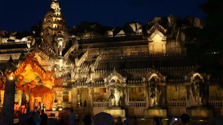 Hotels near Danze Fantasy Theatre