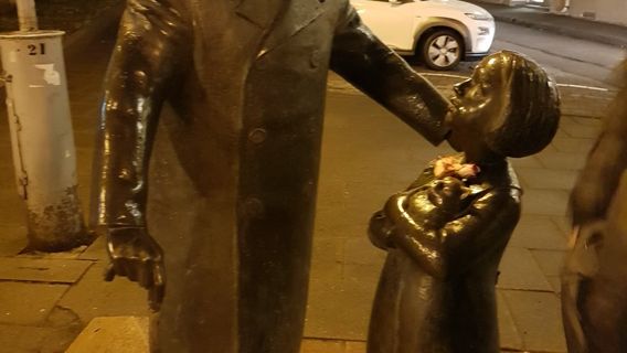 Monument To Zemach Shabad