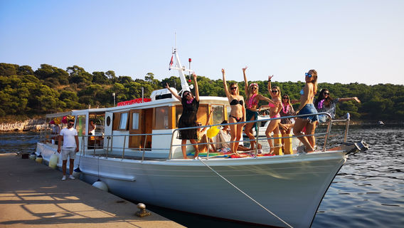 DELFINA excursions HVAR