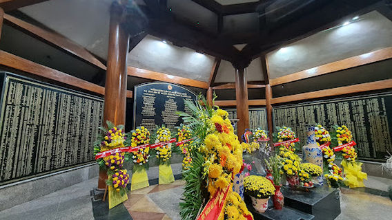 Monument Nga Ba Dong Loc