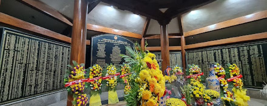 Monument Nga Ba Dong Loc