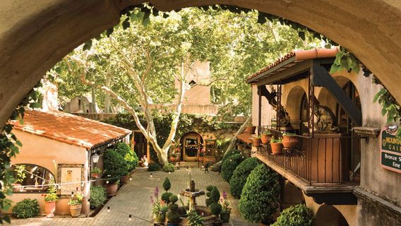 Tlaquepaque Arts & Shopping Village