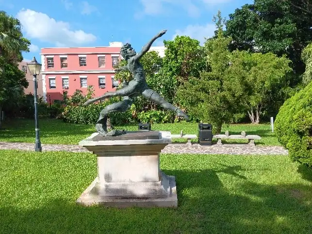 Hotels near Queen Elizabeth Par-La-Ville Sculpture Park