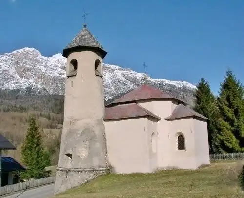 Hotel in zona Chiesa della SS. Trinità a Majon