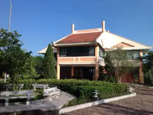 Hoang Thi Loan grave