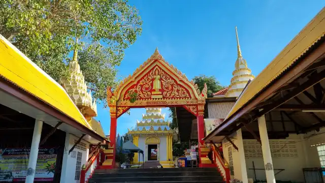 Hotels near Phra Tamnak Mountain Viewpoint