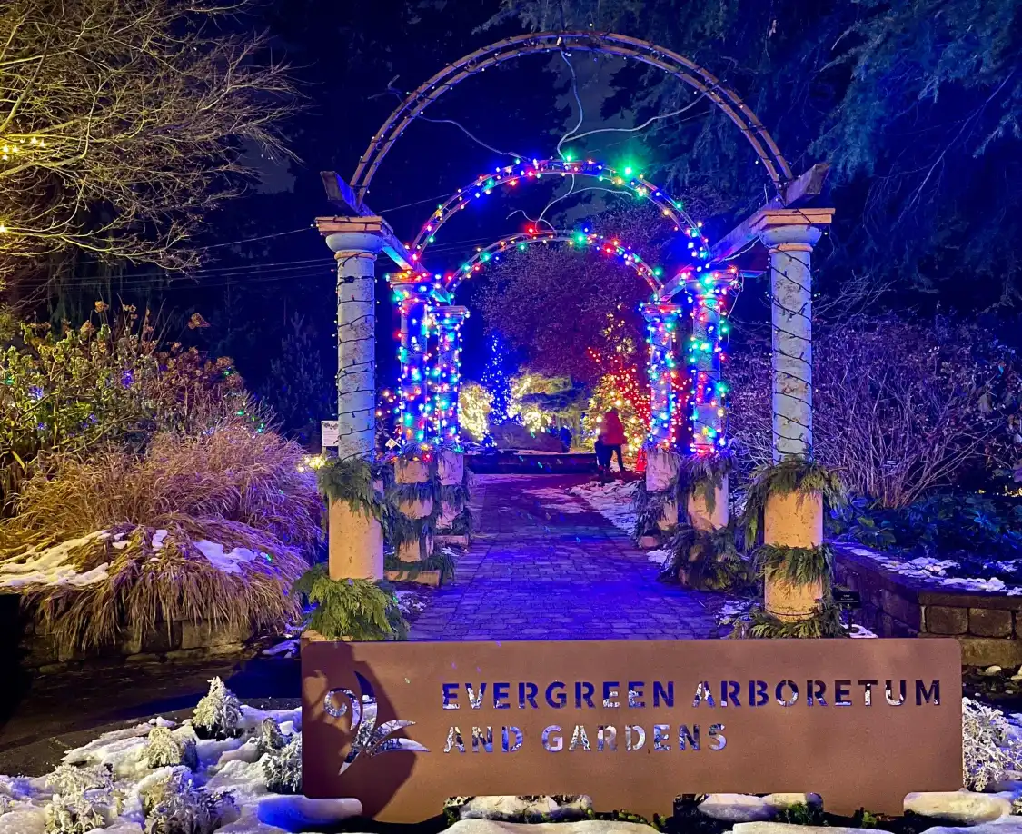 Hotels near Evergreen Arboretum & Gardens