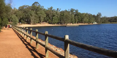 萊斯徹瑙提亞湖