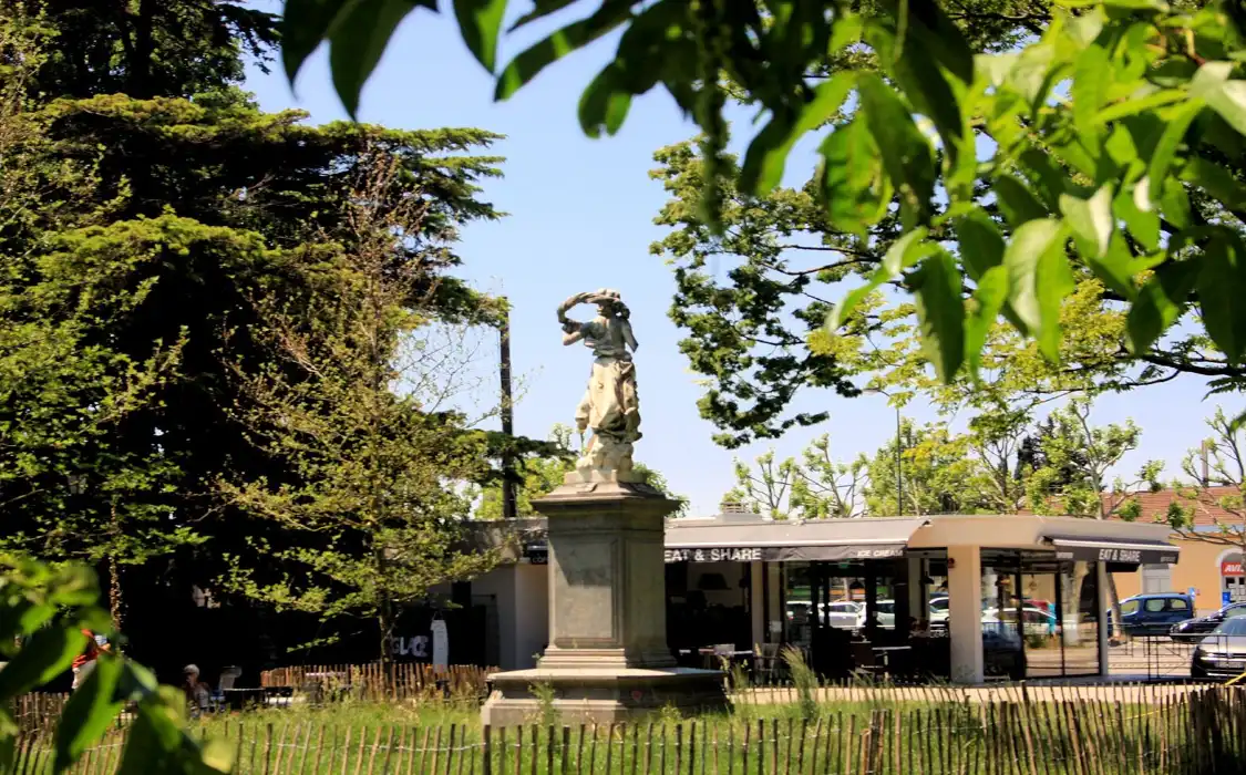 Hotels near Jardin Public de Montelimar