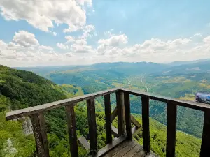Peștera Poarta Zmeilor