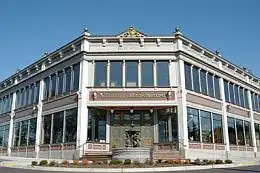 Hotels near Kelly Art Deco Light Museum