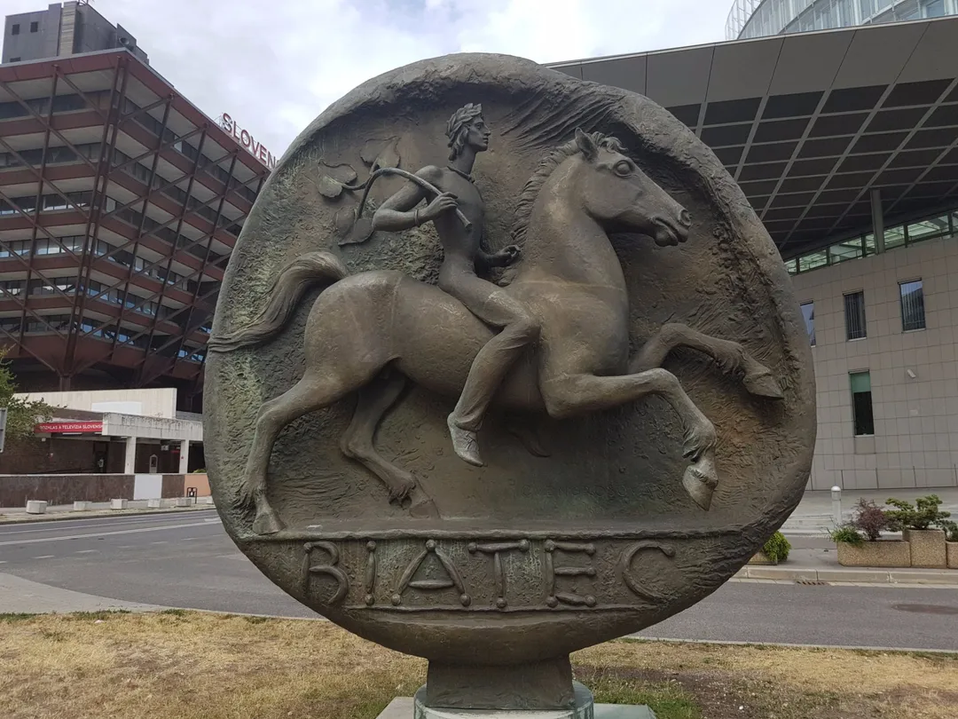 5_Monument to The Coin Biatec