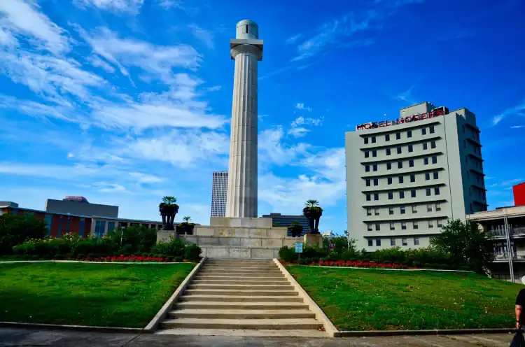 Hotels near Lee Circle