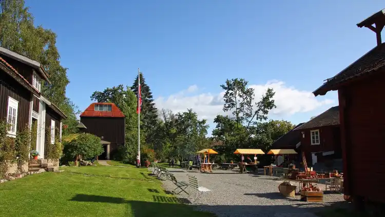 Hotels in Hvalstad