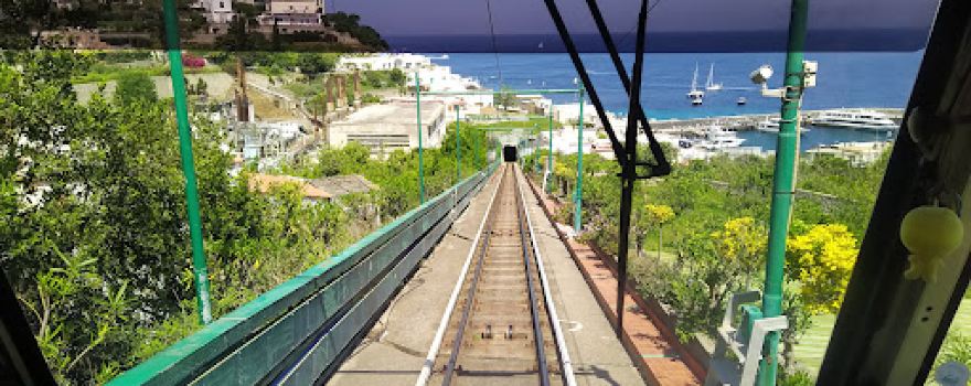 Funicolare di Capri • Stazione a Monte (Piazzetta)