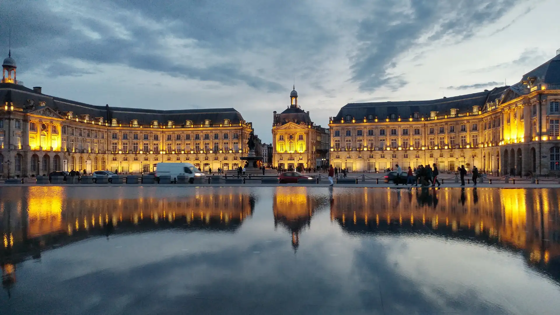 鄰近水鏡池的酒店