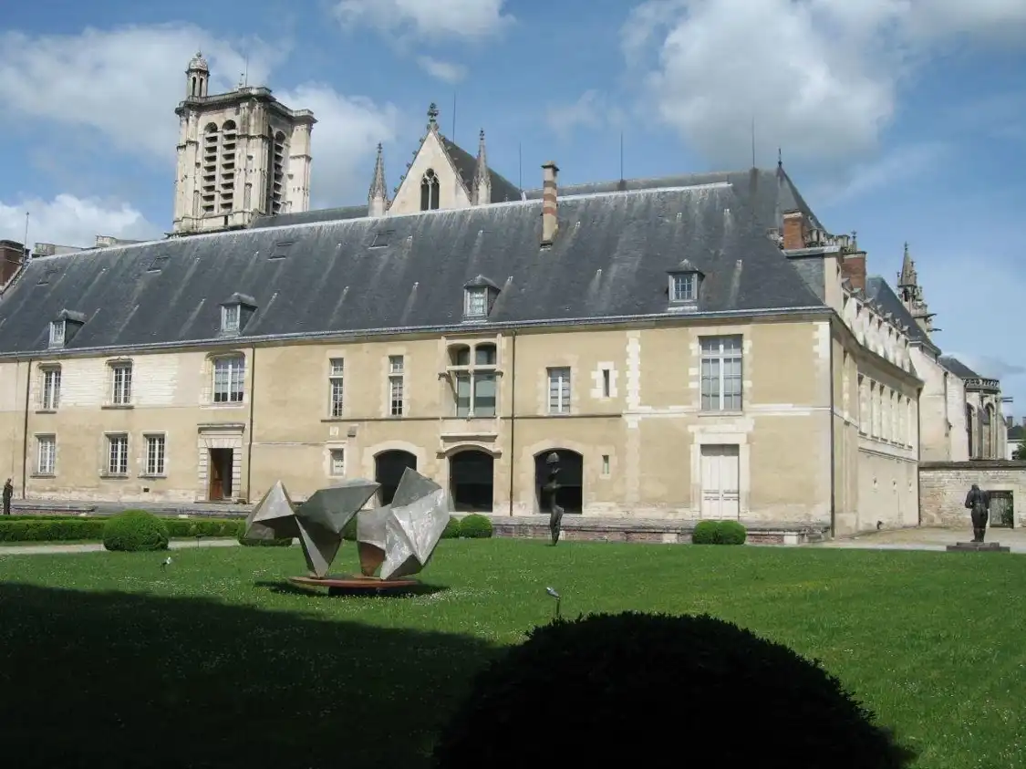 Hotels near Modern Art Museum