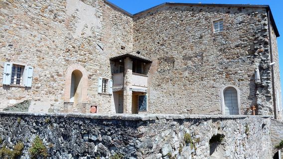 Rossena Castle