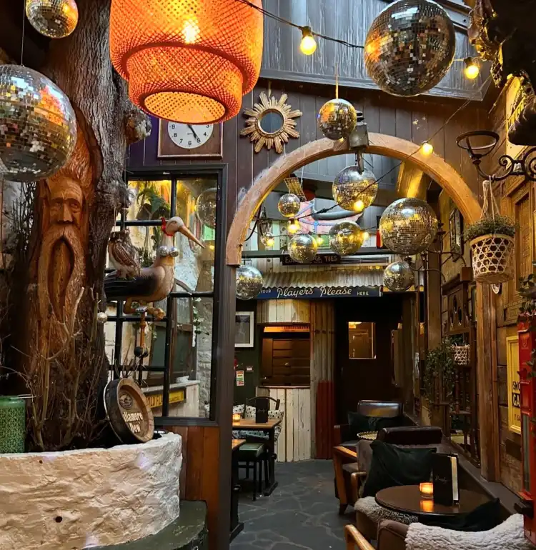 Hotels near Roundy's Bar