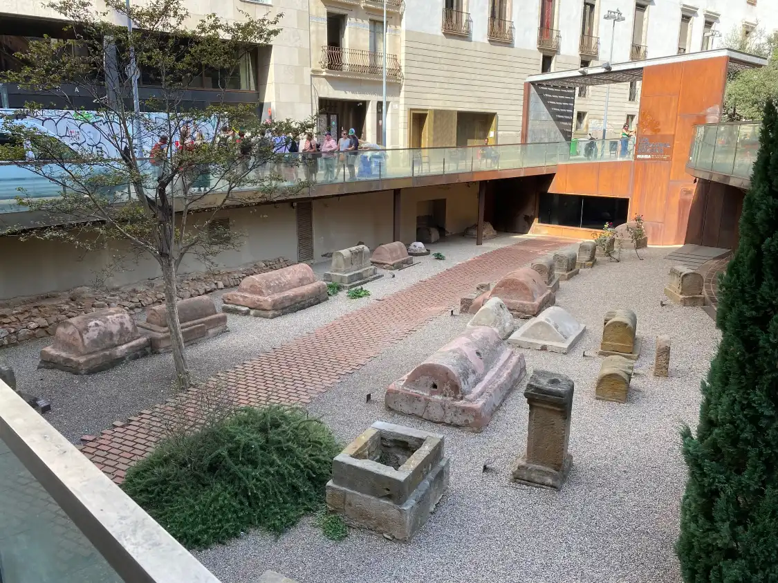 Hotel in zona MUHBA Via Sepulcral Romana