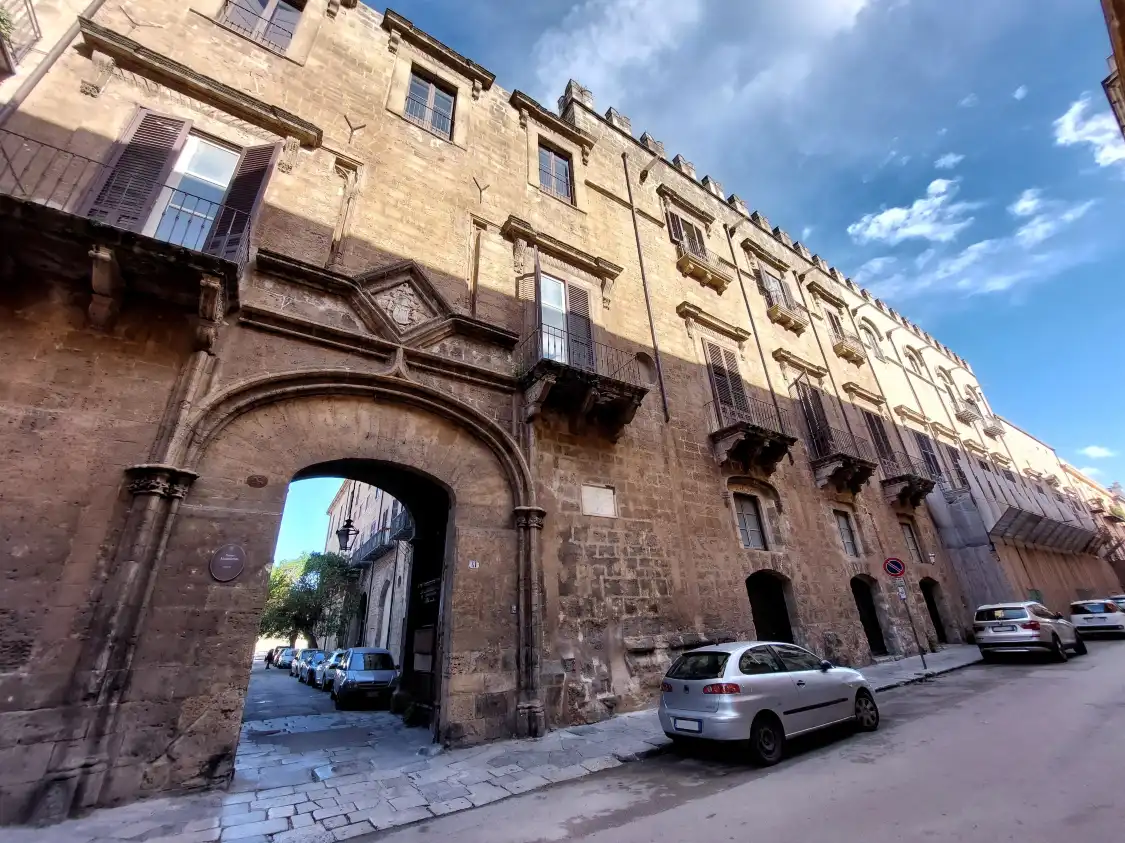 Hotel in zona Palazzo Ajutamicristo