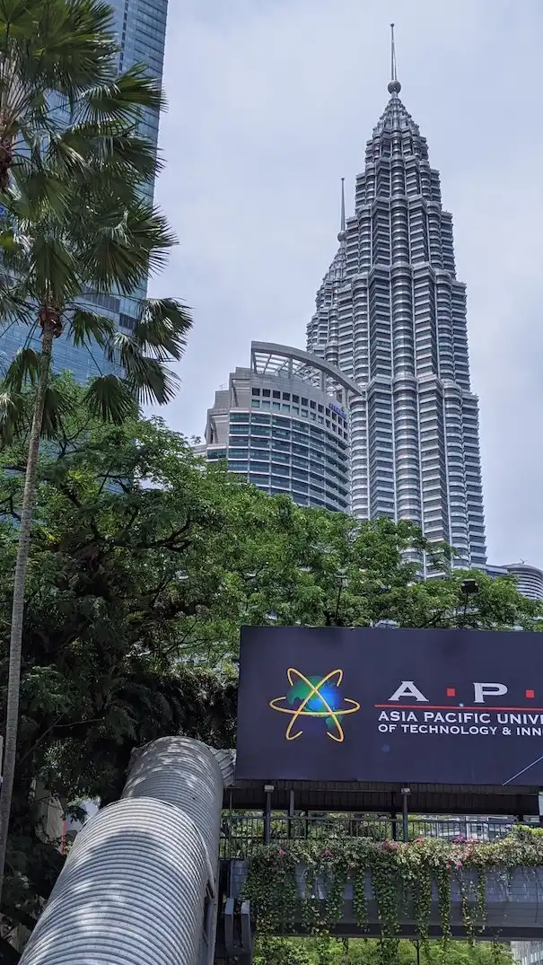 Hotel in zona Maxis Tower