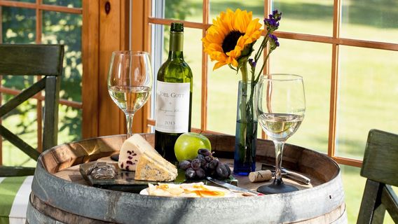 Wolf Cove Inn
