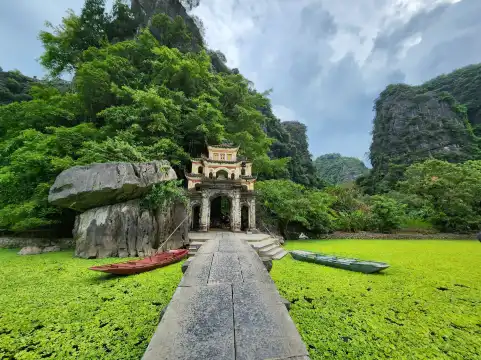 Hotels near Bich Dong Pagoda