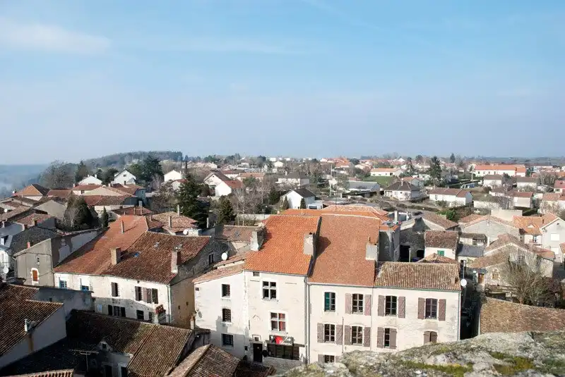 Hotels near Espace d'Archéologie industrielle (donjon de Gouzon)