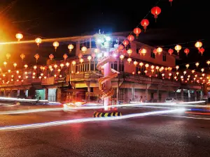 Tugu Naga Emas