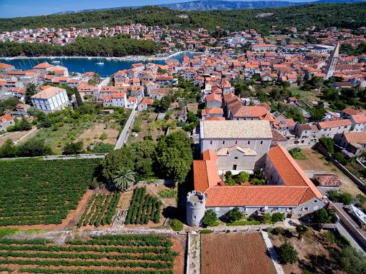 Compare 5 airports near Opcina Stari Grad