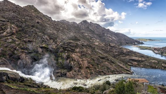Ézaro waterfall