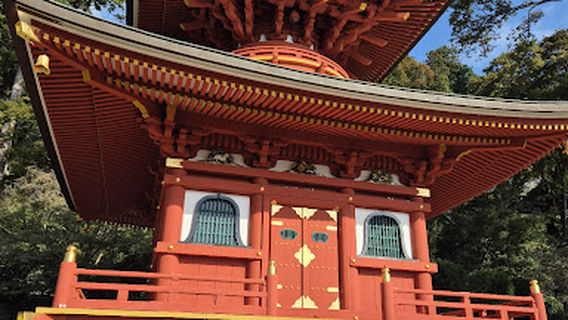 勝ちダルマ奉納棚