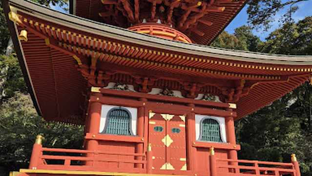 勝ちダルマ奉納棚