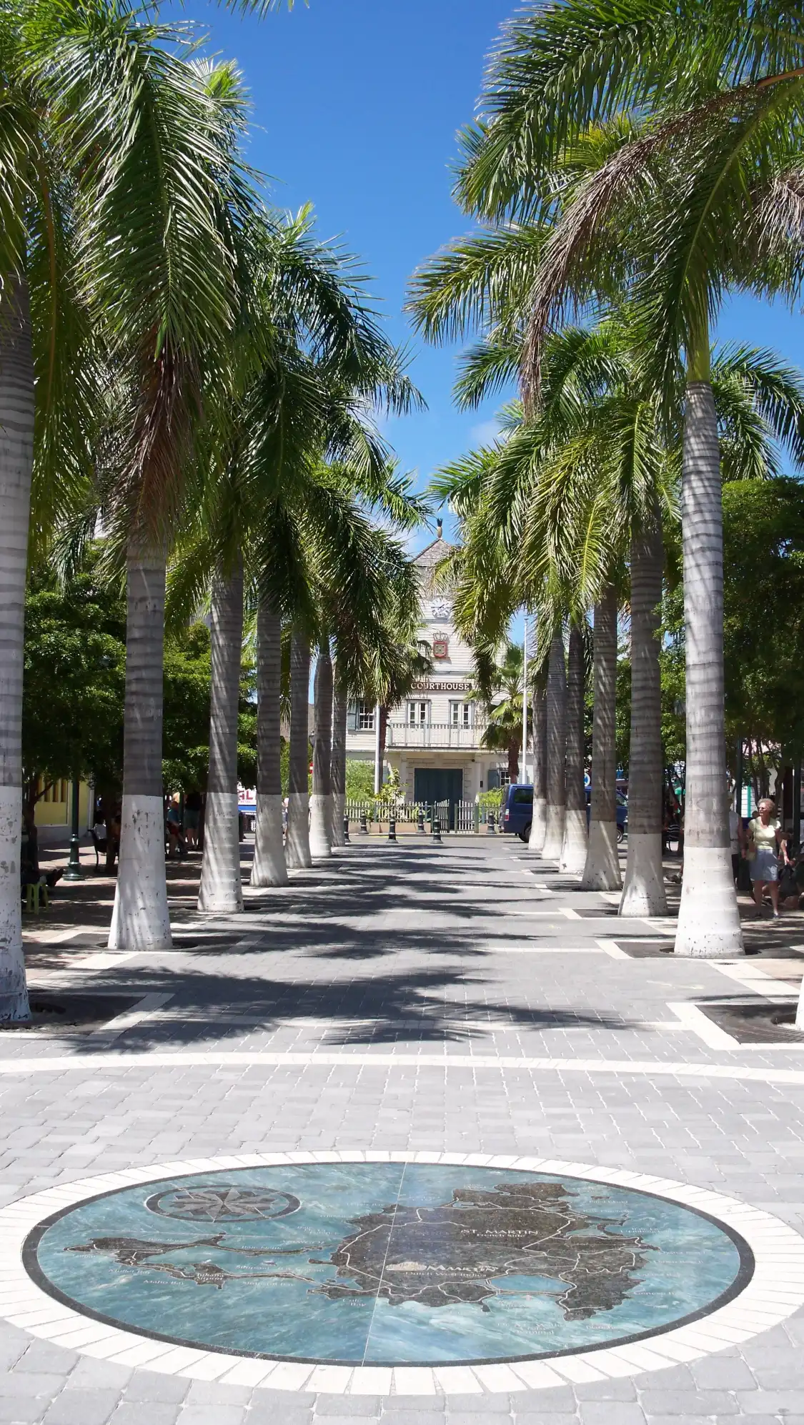 Hotels near Front St