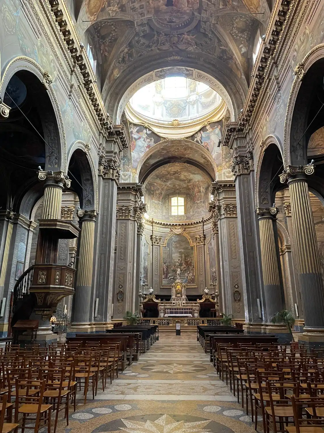 Hotel in zona Basilica Collegiata dei Santi Bartolomeo e Gaetano