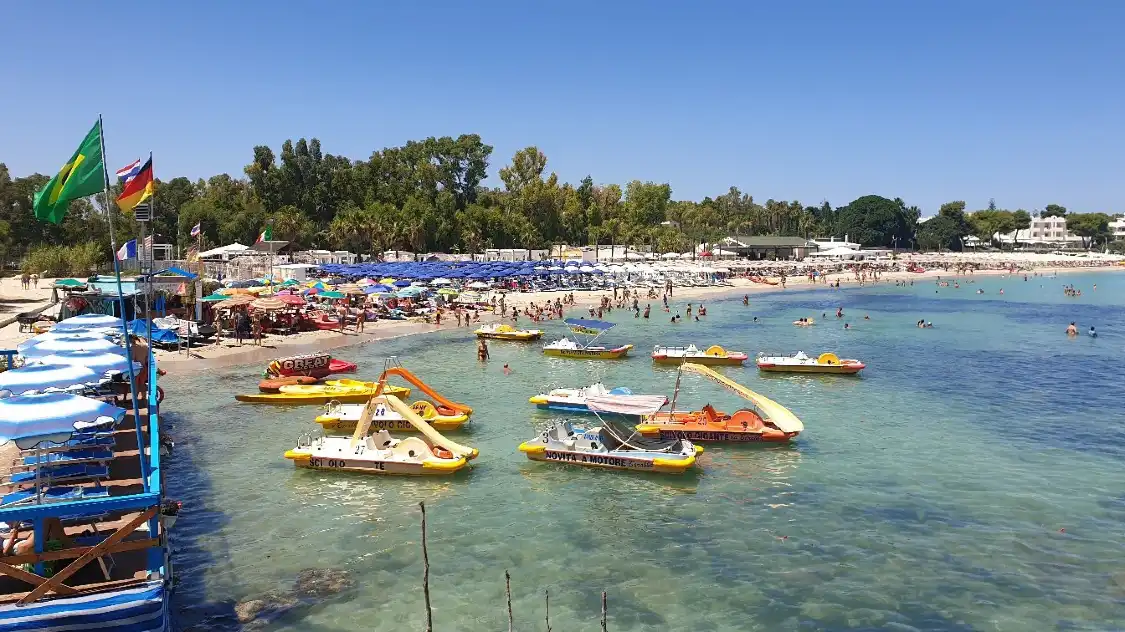 Hotels near Fontane Bianche Beach