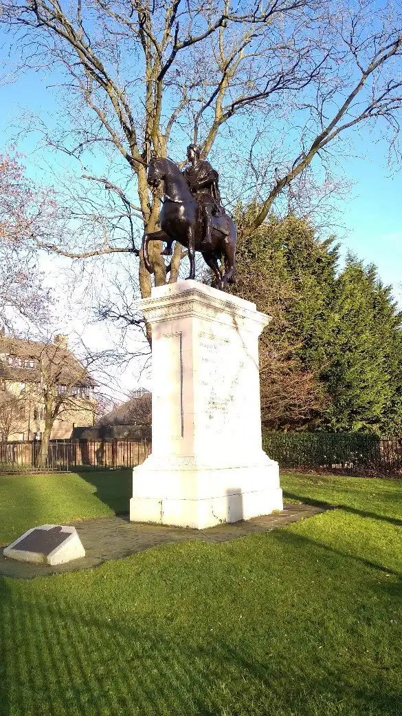 Hotels near Statue of William II of Scotland