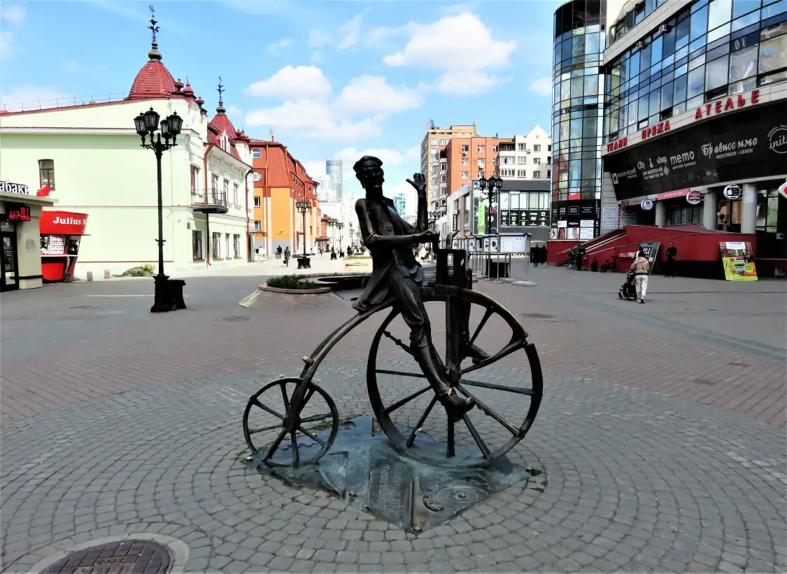 Monument to the Inventor of Bicycle Efim Artamonov 주변 호텔
