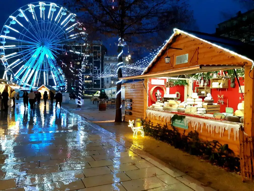 Hotels near Fontaine Monumentale