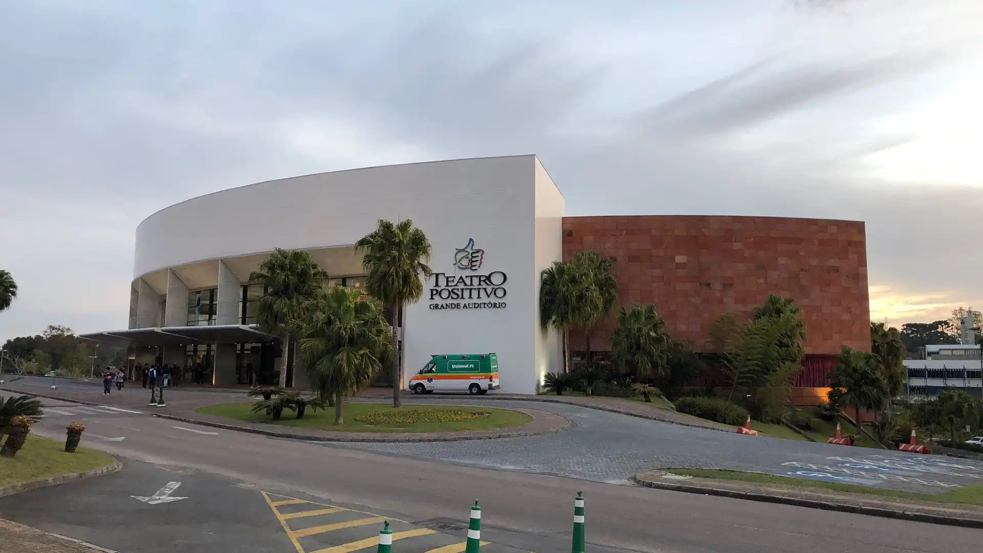 Hoteles cerca de Positivo Theater