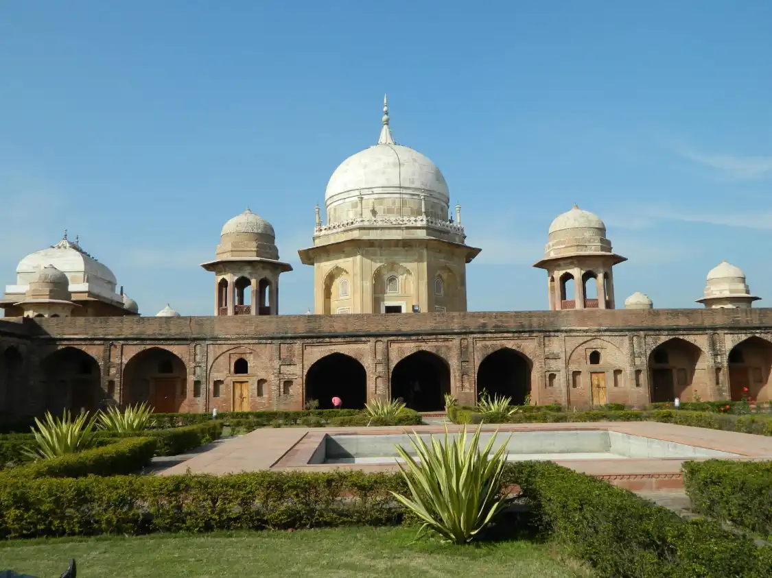 Hotels near Sheikh Chehli Mausoleum