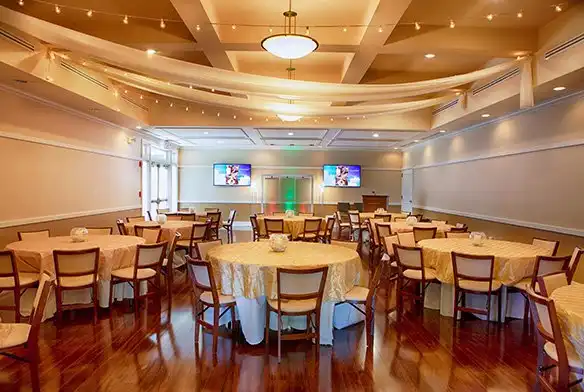 Hotels near Kraeer Funeral Home & Forest Lawn Memorial Gardens