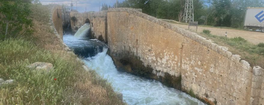 Salto de agua del canal de Castilla.