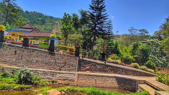 Roro Kuning Waterfall