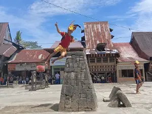 Desa Hilisimaetano (Lompat Batu)