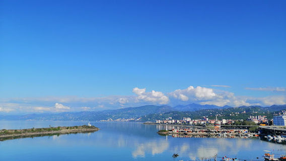 Araklı belediyesi sahil oturma ve piknik alanı