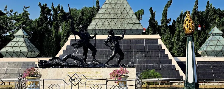 Monumen Tugu Pahlawan dan Museum Sepuluh Nopember Surabaya