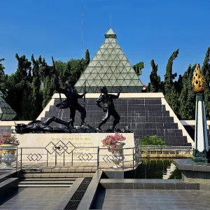 Monumen Tugu Pahlawan dan Museum Sepuluh Nopember Surabaya